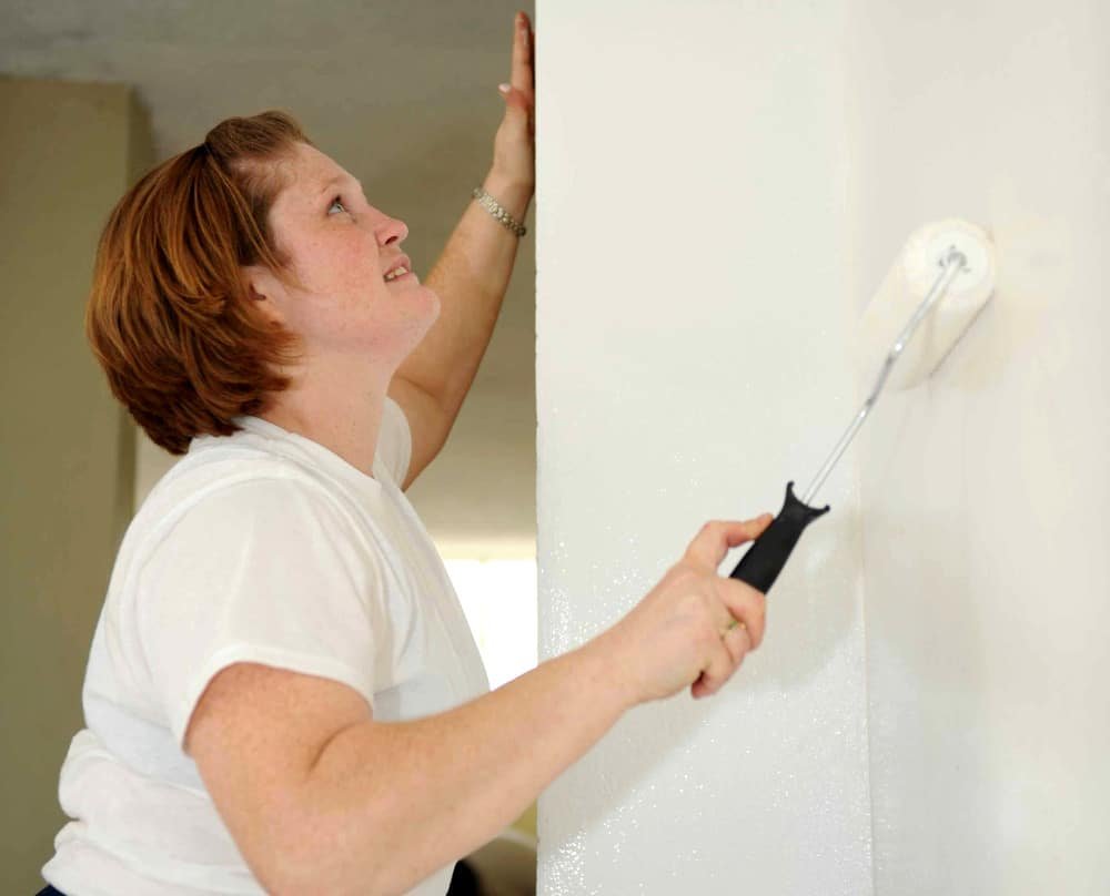 Una persona pintando la pared