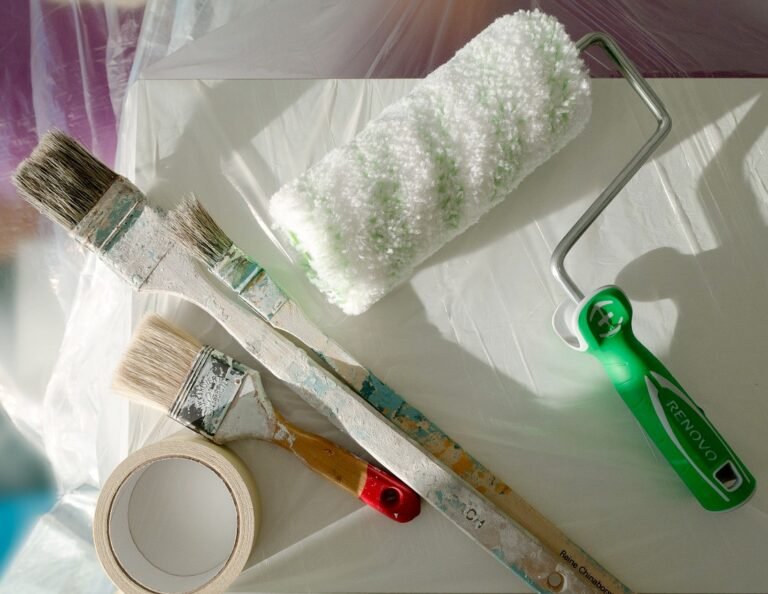 Herramientas y materiales para pintar paredes