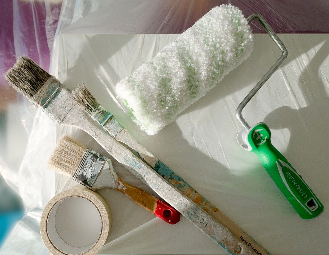 Herramientas y materiales para pintar paredes