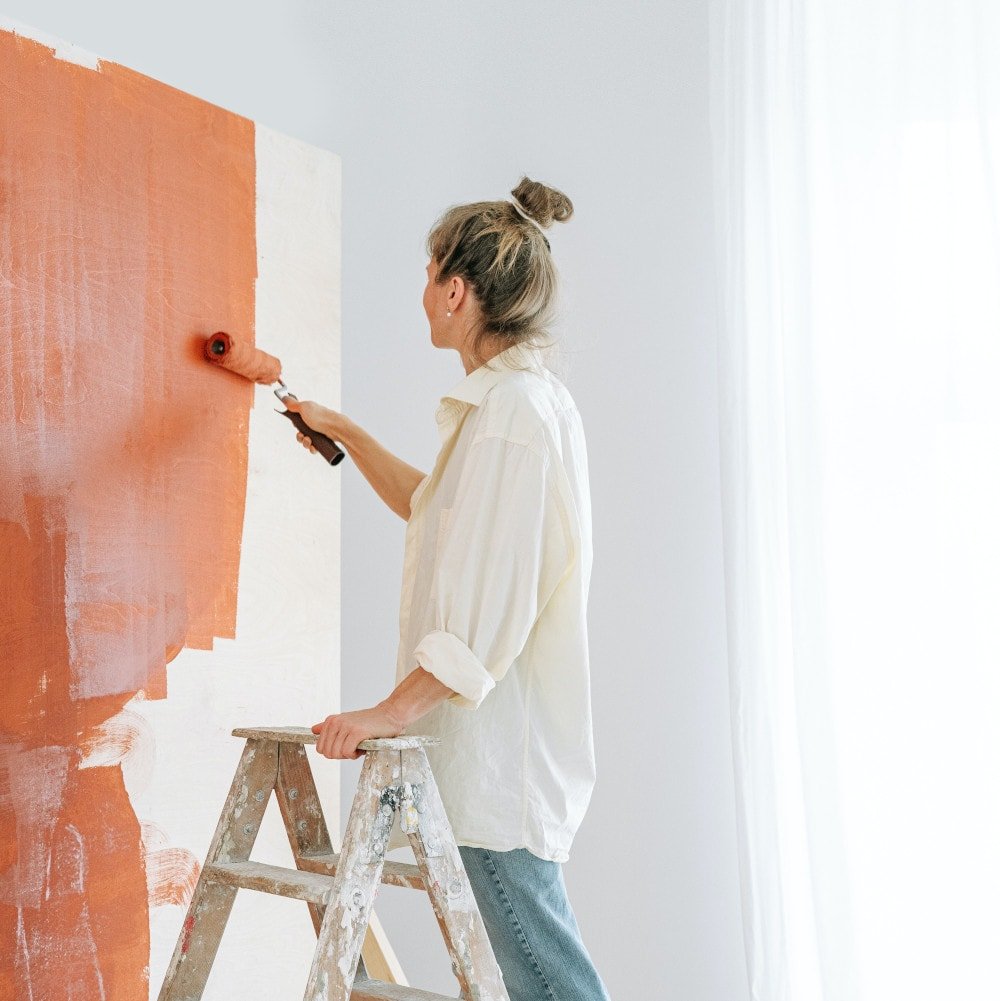 Pintando paredes con pintura hipoalergénica