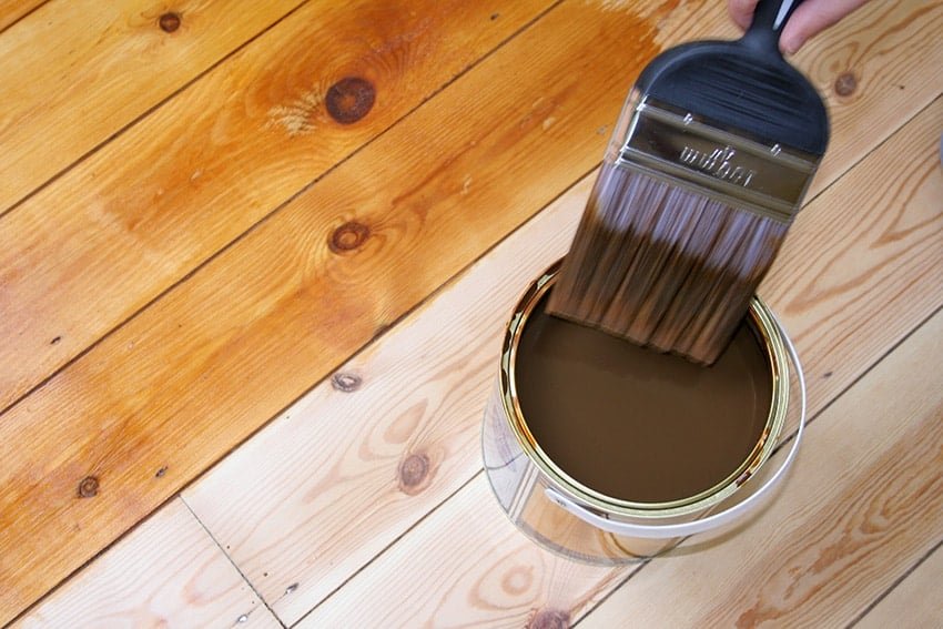 Teñido de madera con barniz con color