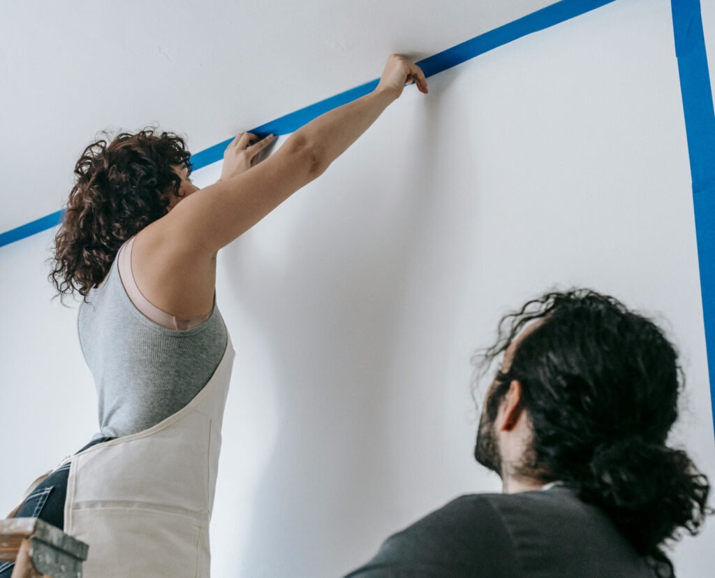 Colocando cinta de pintor para no pintar el techo
