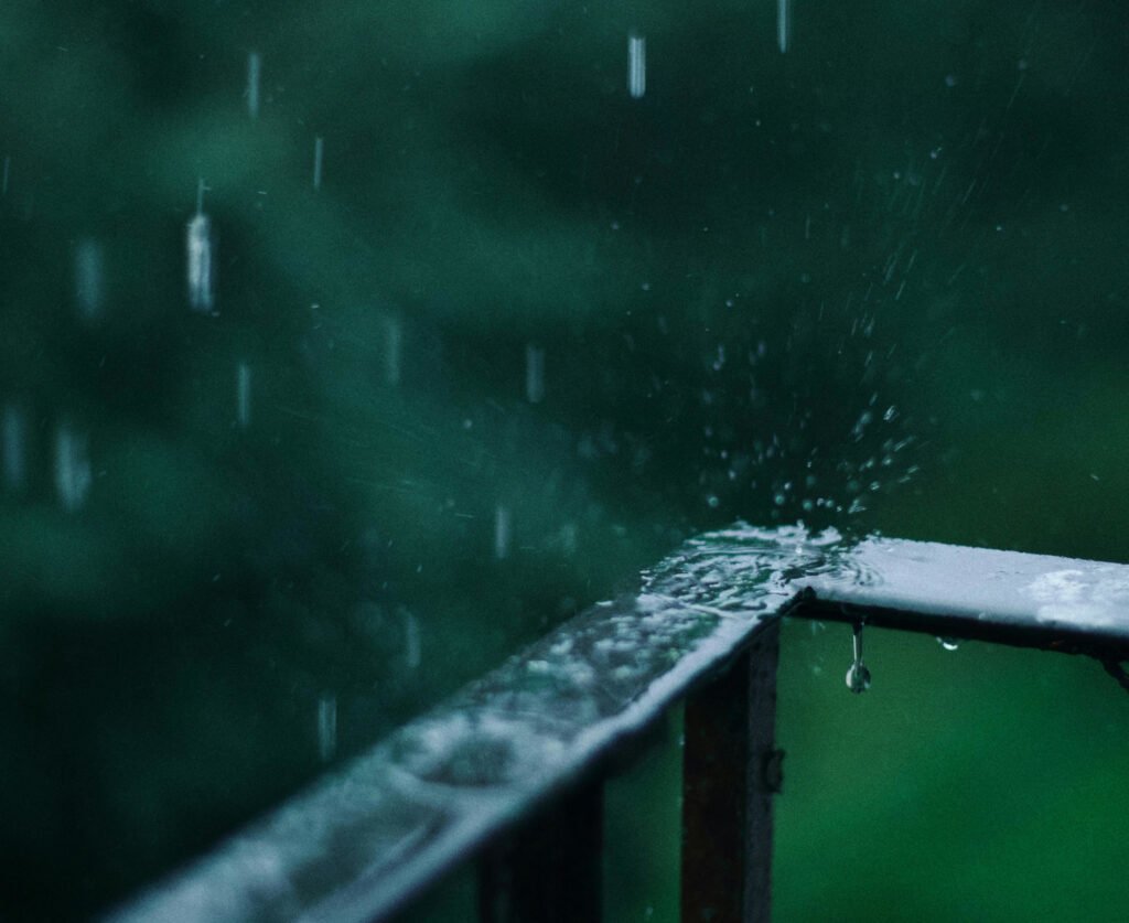 Lluvia sobre reja metálica