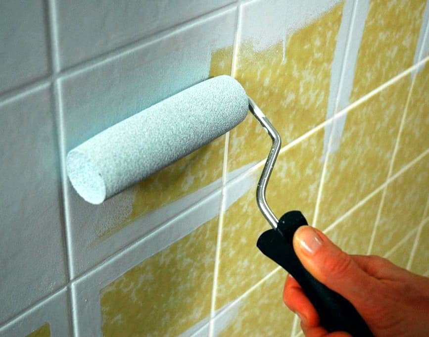 Pintura epoxi sobre azulejos del baño