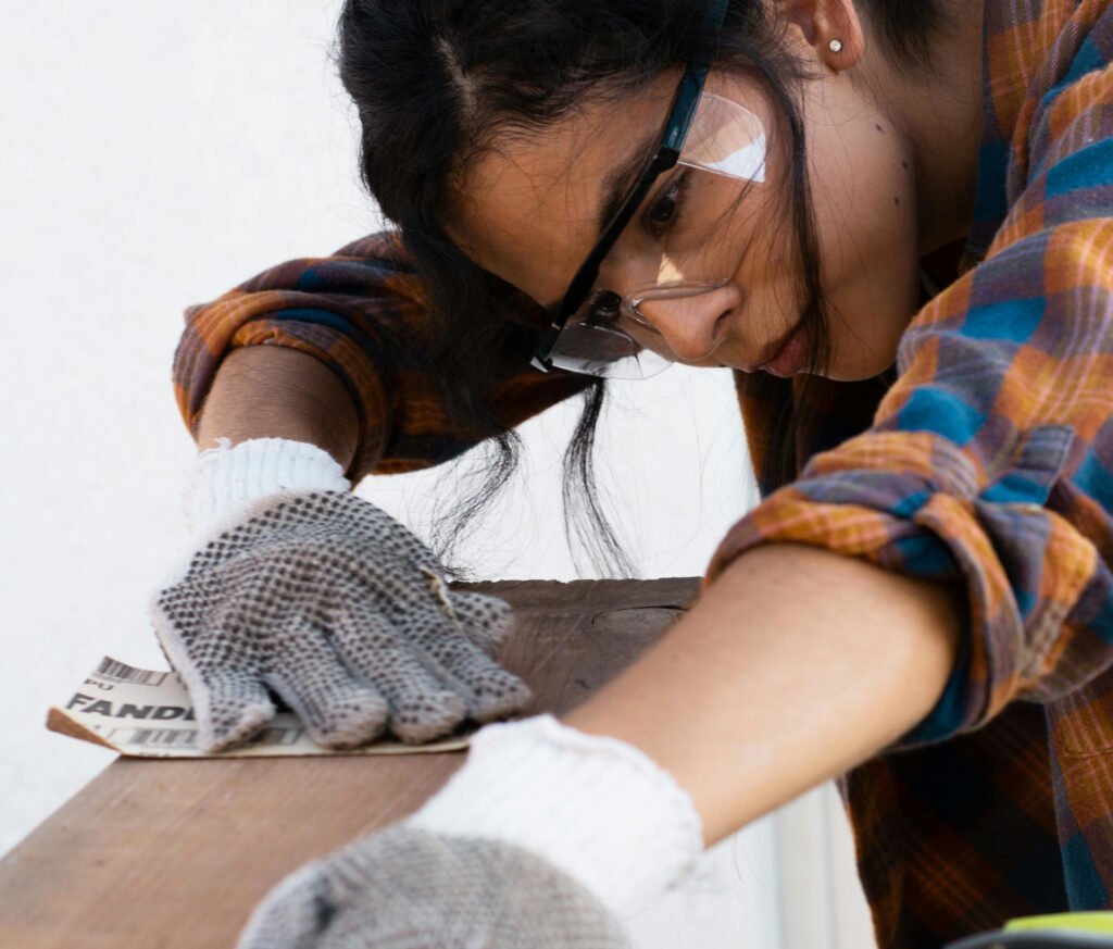Persona lijando madera