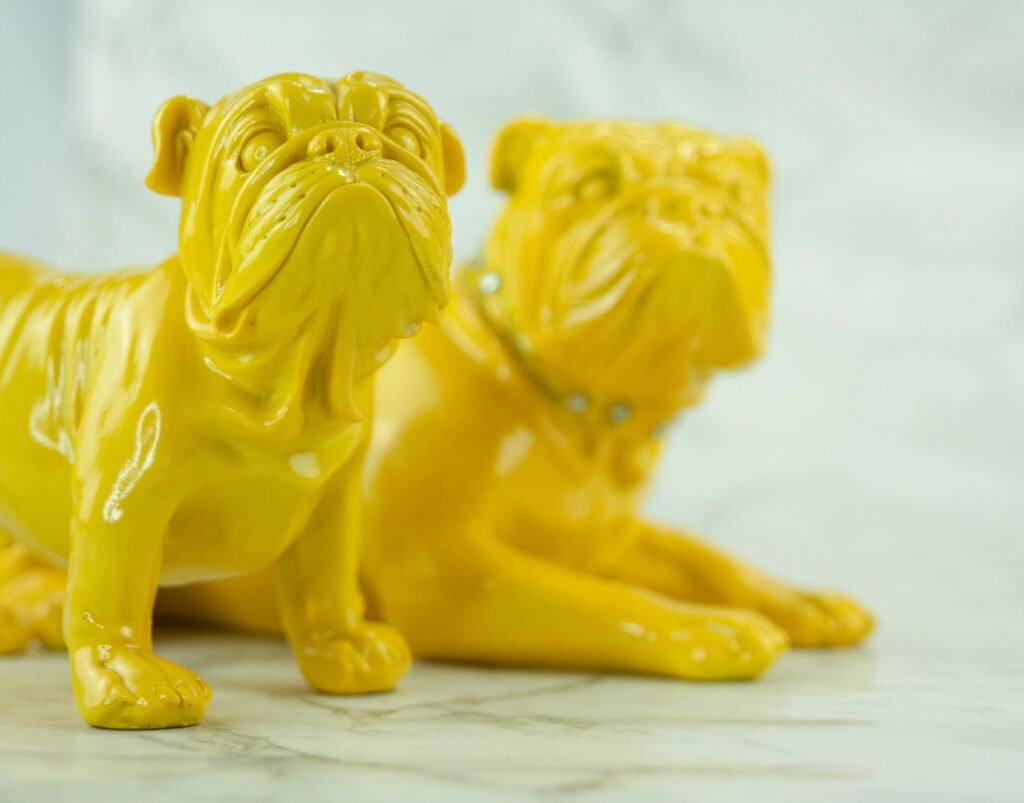 Figuras de perros de plástico amarillo