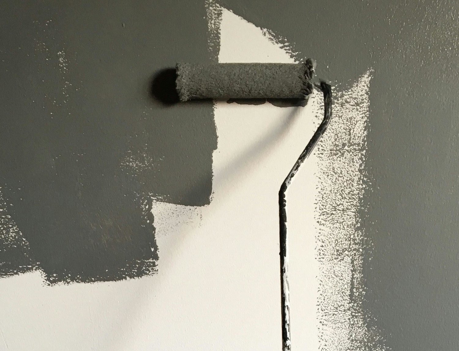 pintando pared con pintura plastica