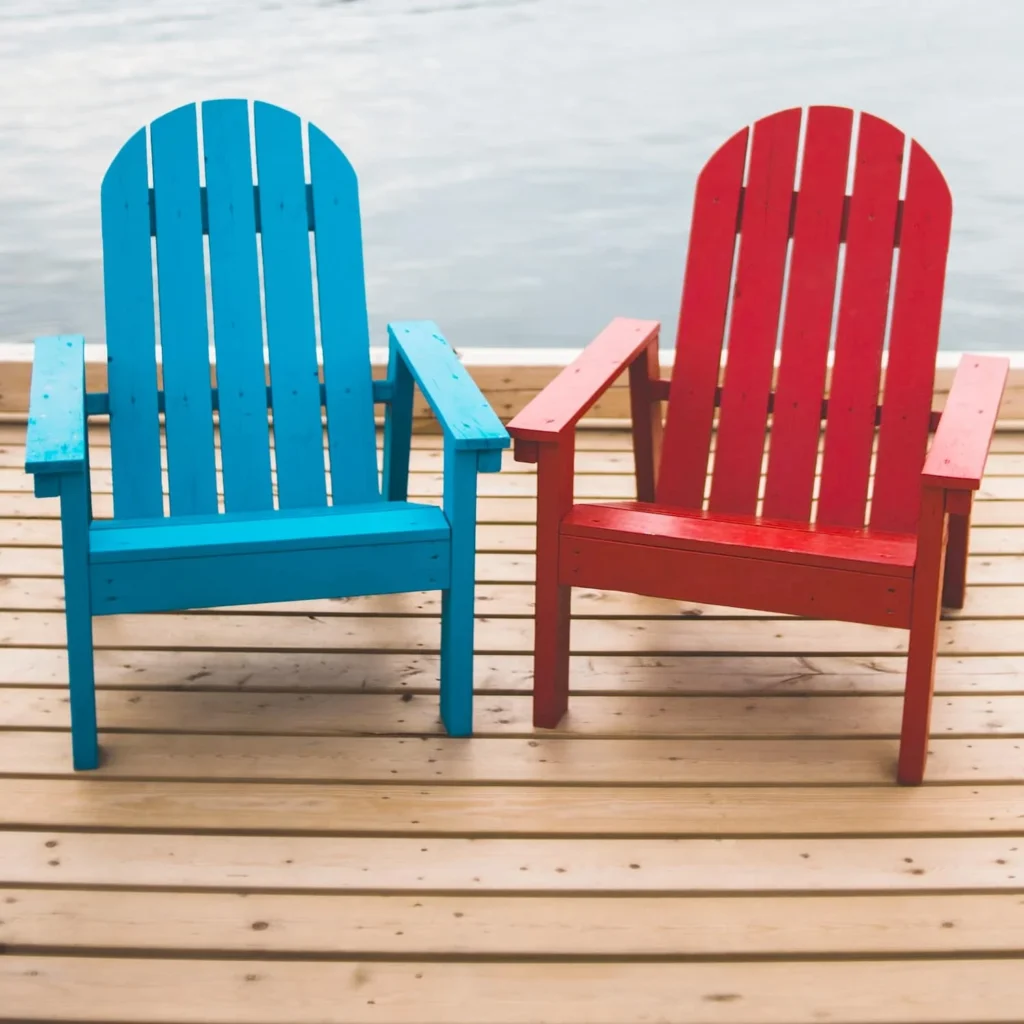 Sillones de madera de exterior pintados con esmalte